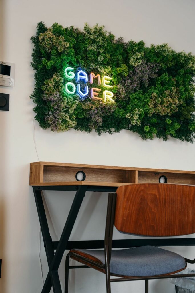 Bureau avec néon sur mur végétal