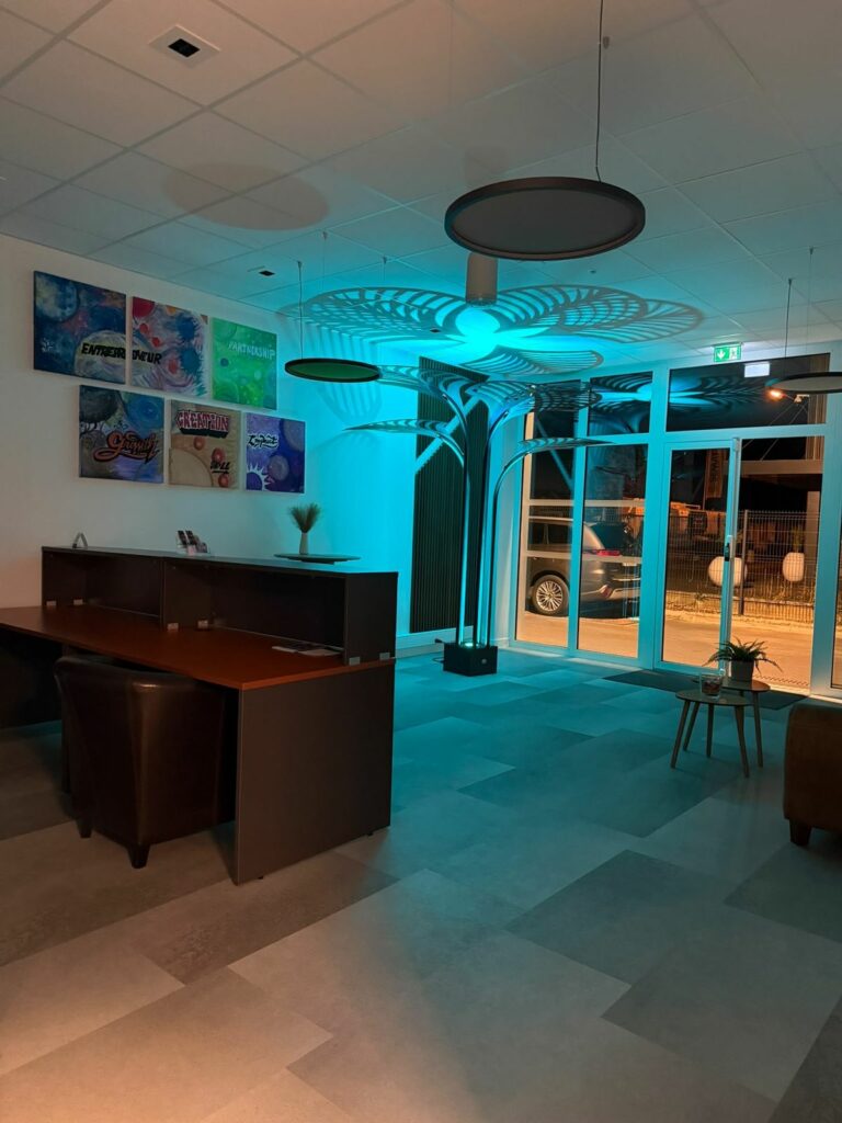 L’accueil éclairé en bleu, un soir d’événement