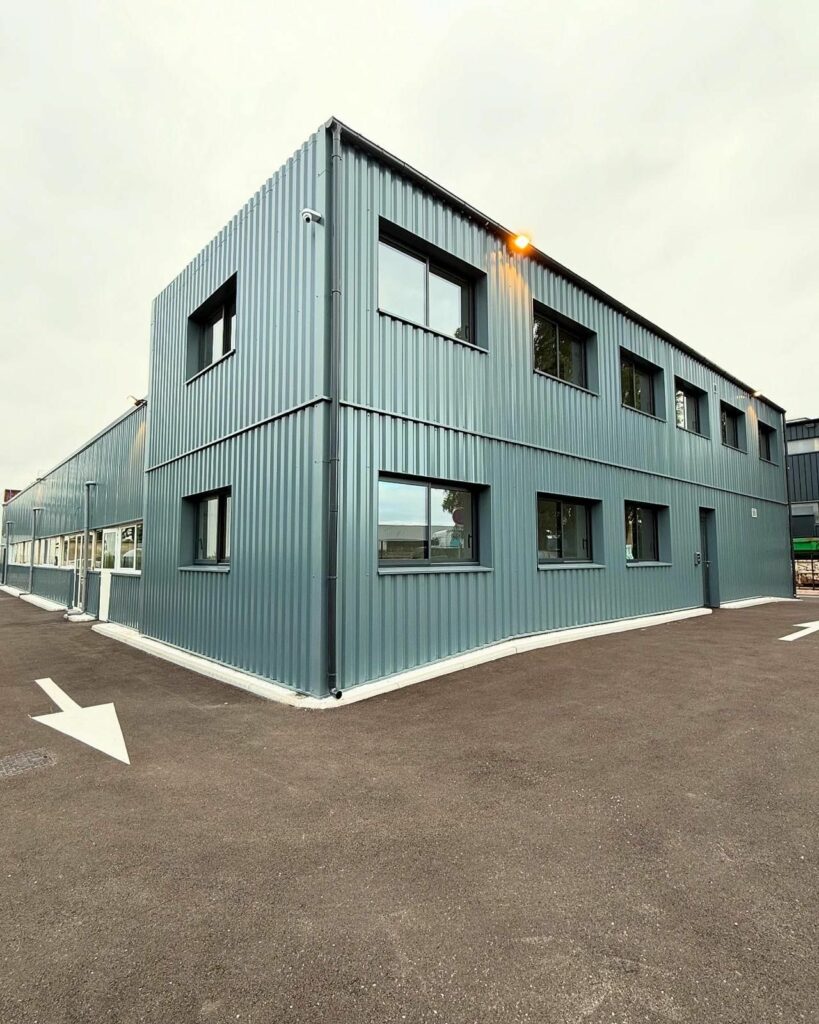 Le bâtiment d’All Place Working vu depuis le parking